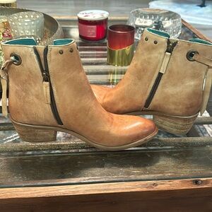 Brand new never worn Roan by Bed Stu booties size 8